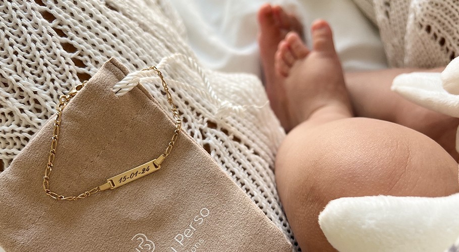 Guide complet des bijoux de naissance : idées cadeaux bébé et gravures personnalisées
